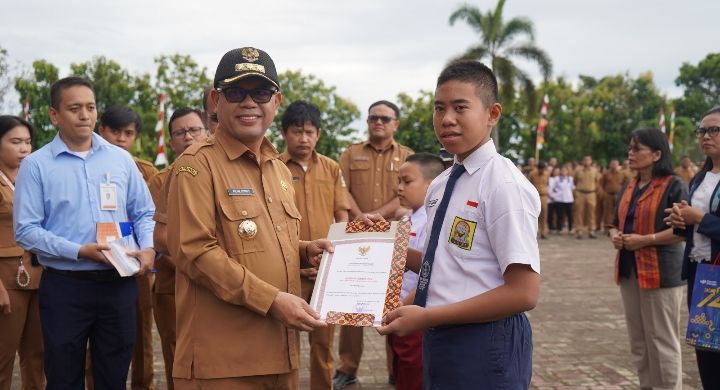 Pemkab Toba Apresiasi Peraih Perak OSN Dengan Sertifikat