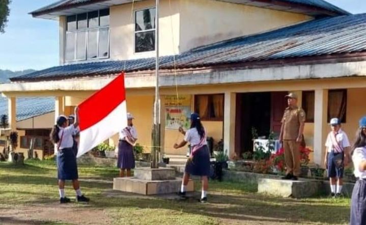 Camat Kerajaan H.Wenta Banurea, ST Jadi Pembina Upacara Di SMP N 1 Kerajaan