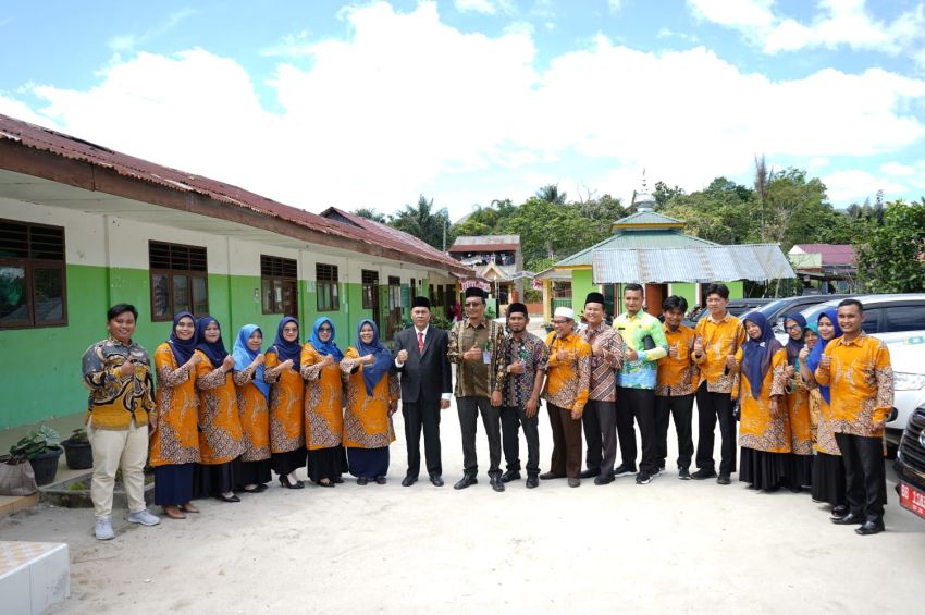 Kunjungi MTs Swasta Balige, Kakanwil Kemenagsu Ahmad Qosbi : Jadilah Guru yang Ikhlas dan Bermanfaat bagi Siswa