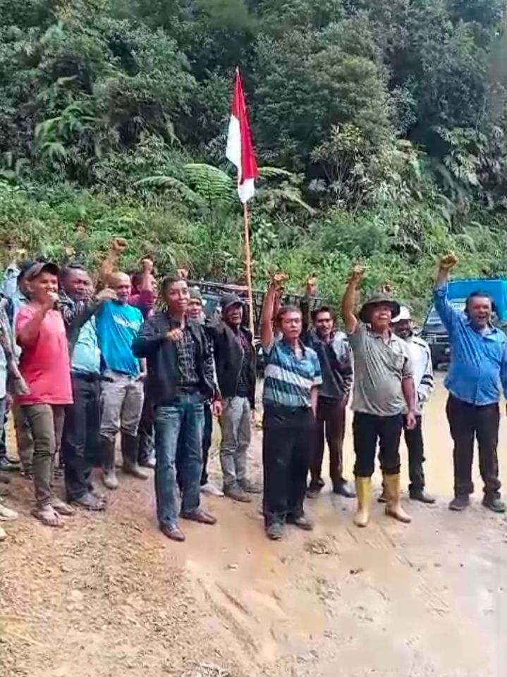 Rayakan HUT di Jalan Rusak, Warga Borbor Harapkan Perhatian Pemerintah