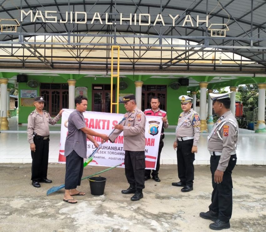 Commander Wish Kapolda Sumut Polres Labusel dan Jajaran Bersihkan Rumah Ibadah Lintas Agama