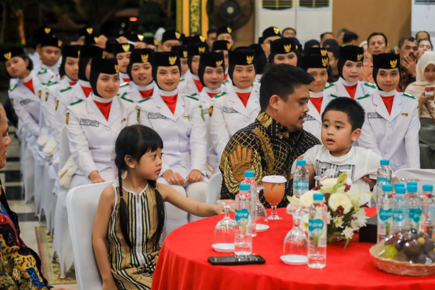 Bobby Nasution Menjamu Makan Malam Para Paskibraka Kota Medan