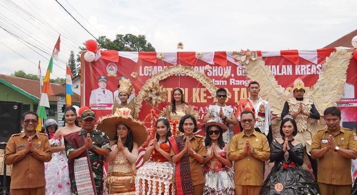 Fashion Show Meriahkan 17 Agustus Model Pertontonkan Kostum dari Olahan Sampah