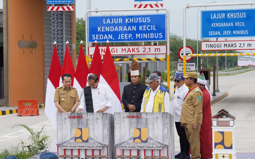 Presiden Jokowi Resmikan 3 Seksi Pada Ruas Tol Berbiaya Rp 11,6 Triliun