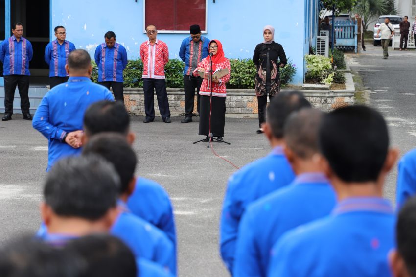 Wali Kota memimpin apel gabungan yang digelar di halaman Kantor Perumda Tirta Uli