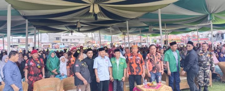 Masyarakat Menyambut Kehadiran Calon Bupati DR H. Anton Saragih dilapangan Sepak bolo Rambung merah Simalungun