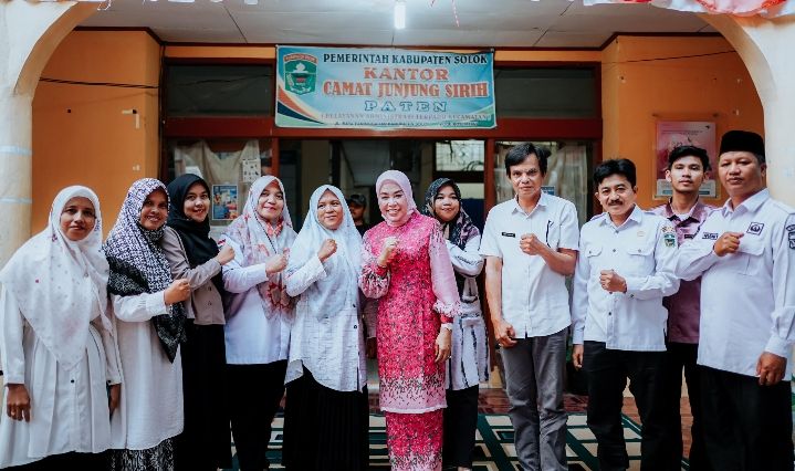 Ketua TP-PKK Kab Solok Hadiri Pemberian Bantuan Pemakaian Air Bersih untuk Masyarakat
