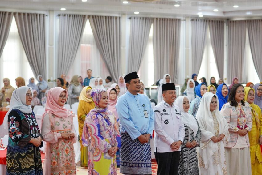 Hadiri Pengajian Silaturahmi Sejuta Umat, Ibu-ibu Heboh Minta Foto Bareng Bobby Nasution