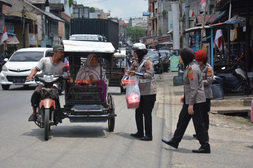 HUT ke-76 Polwan, Polres Labusel Berbagi ke Penarik Betor