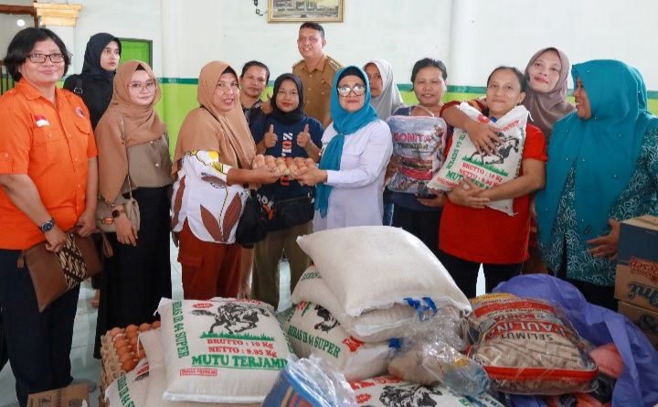 Wali Kota memberikan bantuan kepada korban kebakaran di Komplek Bangsal, Jalan Wahidin Kelurahan Melayu