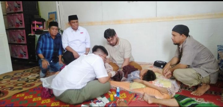 Calon Wakil Wali Kota Medan Abdul Rani Bantu Khitan Anak Warga di Kelurahan Sei Babura