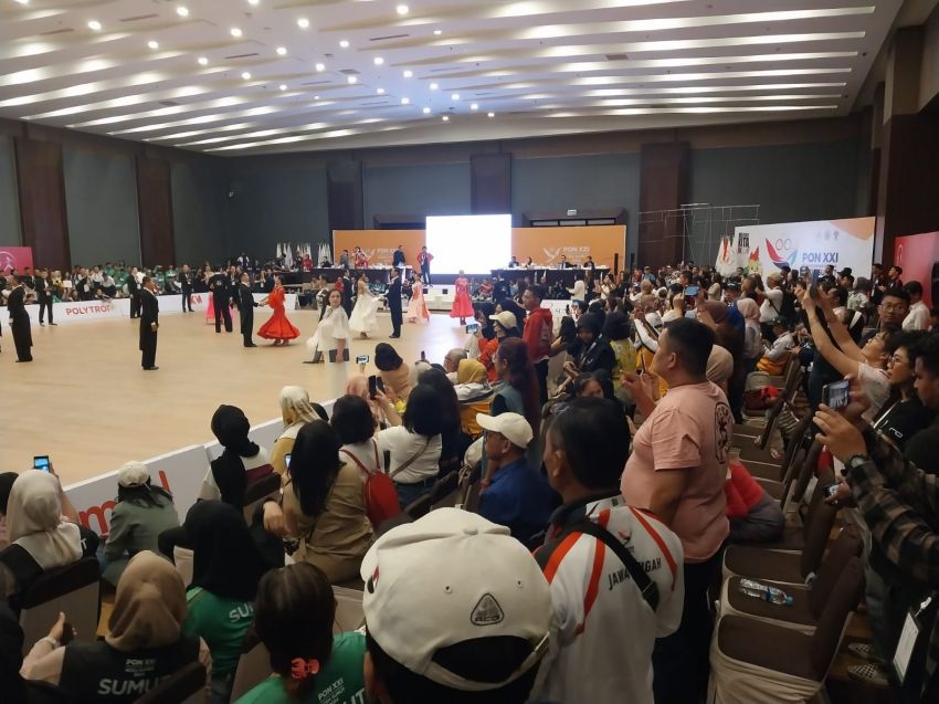 Hari Kedua,  Penonton Kembali Padati Venue Cabor Dancesport