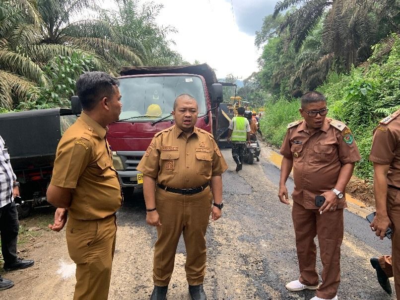 Serap Aspirasi Bupati Tapsel Tinjau Langsung Perbaikan Jalan, Dolly: Pastikan Proyek Pekerjaan dengan Baik