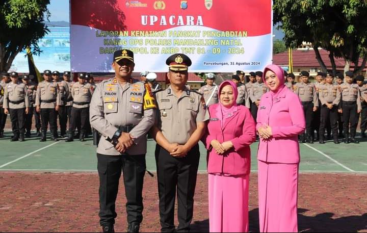 Kapolres Madina AKBP Arie PalohPimpin upacara Kenaikan Pangkat bagi Kabag Ops Muhammad Rusli