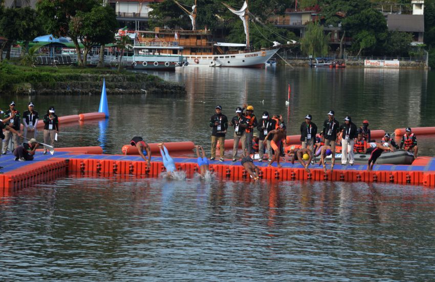 Para Atlet Renang Perairan Terbuka PON XXI 2024 Kagumi Keindahan Danau Toba