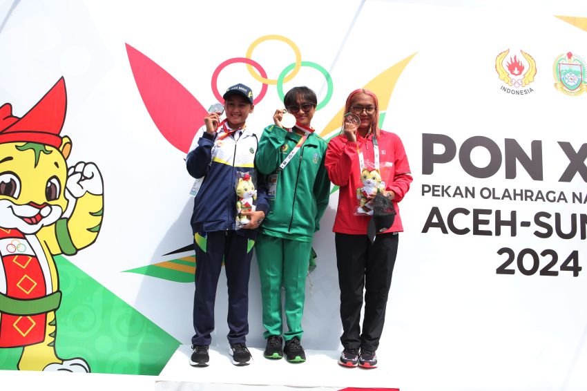 Perenang Jawa Timur Raih Medali Emas Kategori Putri Lomba 5000 Meter Renang Perairan Terbuka PON XXI