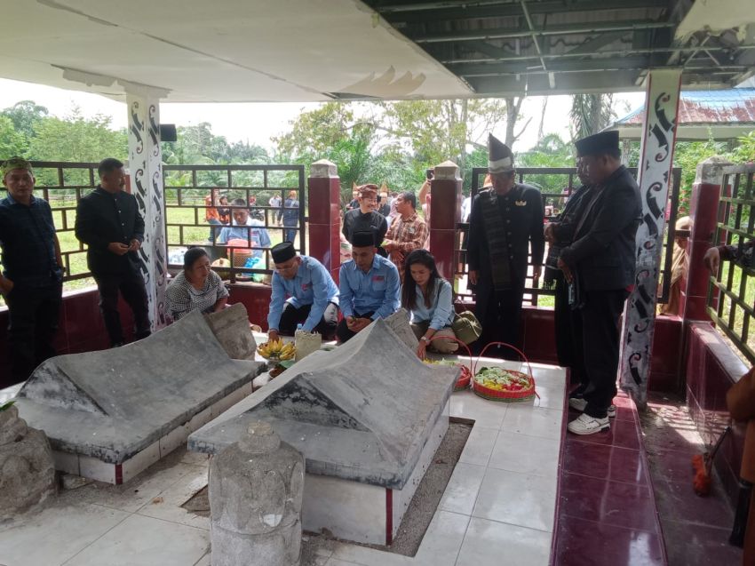 Tokoh Marga Sinaga dampingi Pasangan Calon Bupati Dr.H.Anton Achmad saragih dan Benny Gusman Sinaga Ziarah ke Makam Raja Tanah Jawa