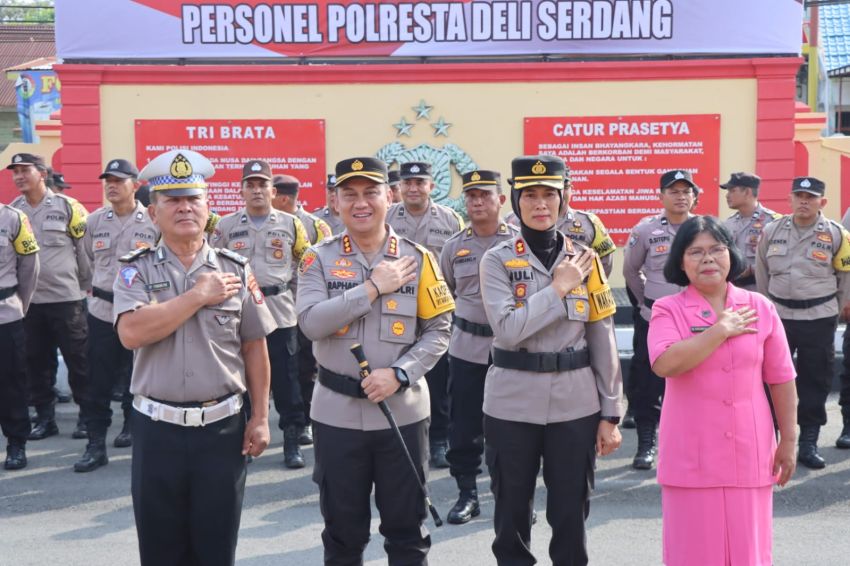 Kapolresta Deli Serdang Pimpin Upacara Kenaikan Pangkat Pengabdian Serta berikan Reward Juara 2 Lomba Satkamling.