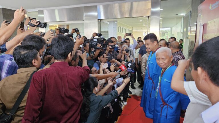 Bobby Nasution Santai Jalani Tes Kesehatan
