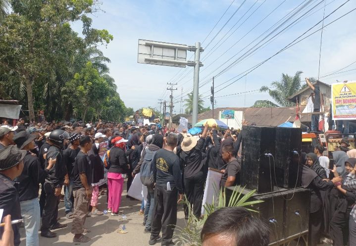 Aksi Unras Ratusan Warga Desa Gedangan Terkait Akses Jalan Rusak Menuju Jalan Tol Kisaran
