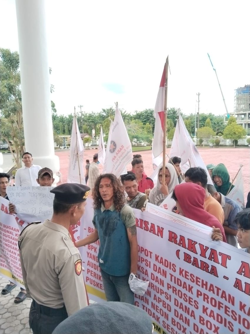 LSM Bara Api Demo Kantor Bupati Asahan, Minta Pj Bupati Copot Kadis Kesehatan