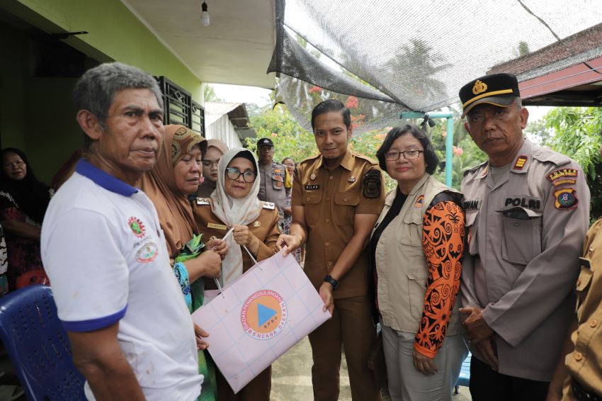 Wali Kota mengunjungi korban yang rumahnya terbakar, sekaligus menyerahkan bantuan