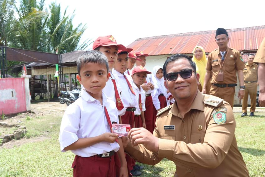 Plt Bupati Tapsel Bagikan KIA Ke Siswa-Siswi SD dan SMP Angkola Timur