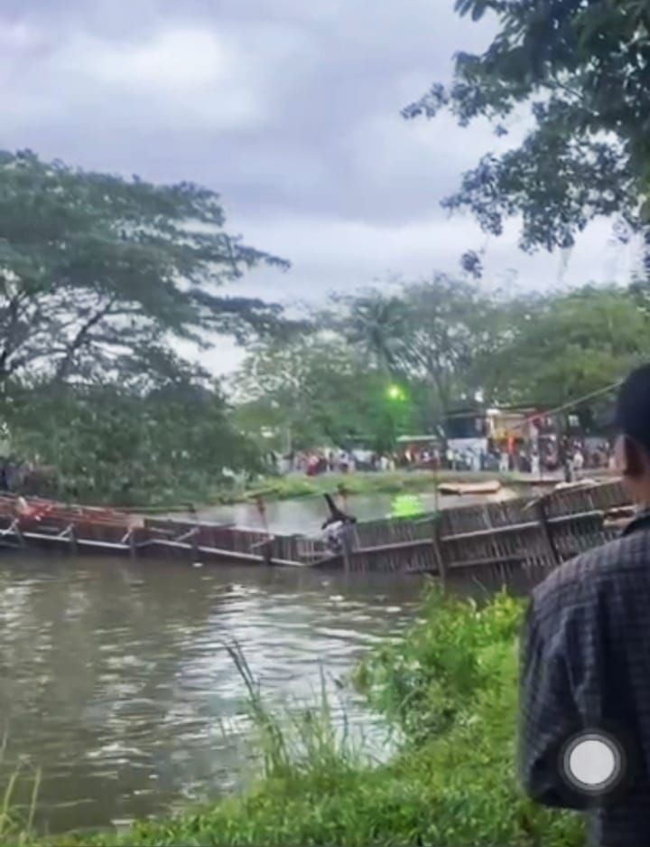 Jembatan Taman Cadika Roboh, Warga Nyemplung ke Danau
