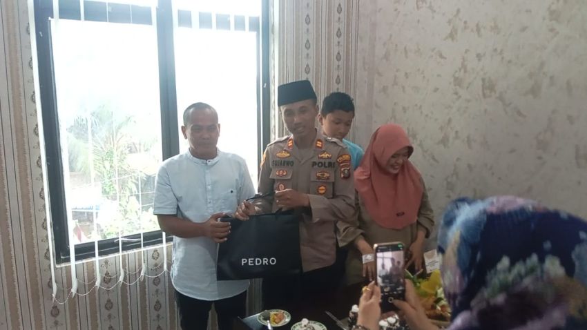 Rayakan Ultah Kapolsek, Anggota Berikan Surprise