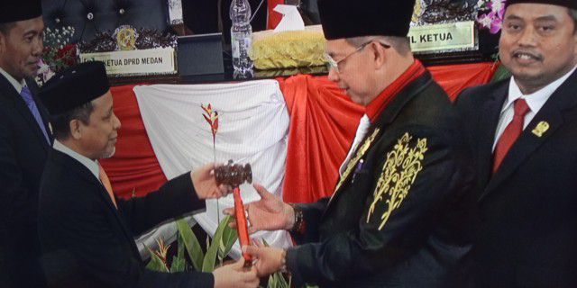 Wong Chun Sen Terima 'Palu' Ketua DPRD Medan Sementara