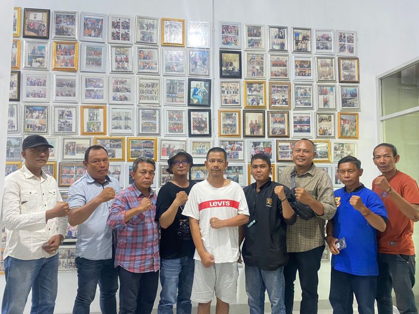 Jumat Barokah Penuh Berkah, Ketua Pewarta Berbagi Beras Kepada Warga dan Anggota