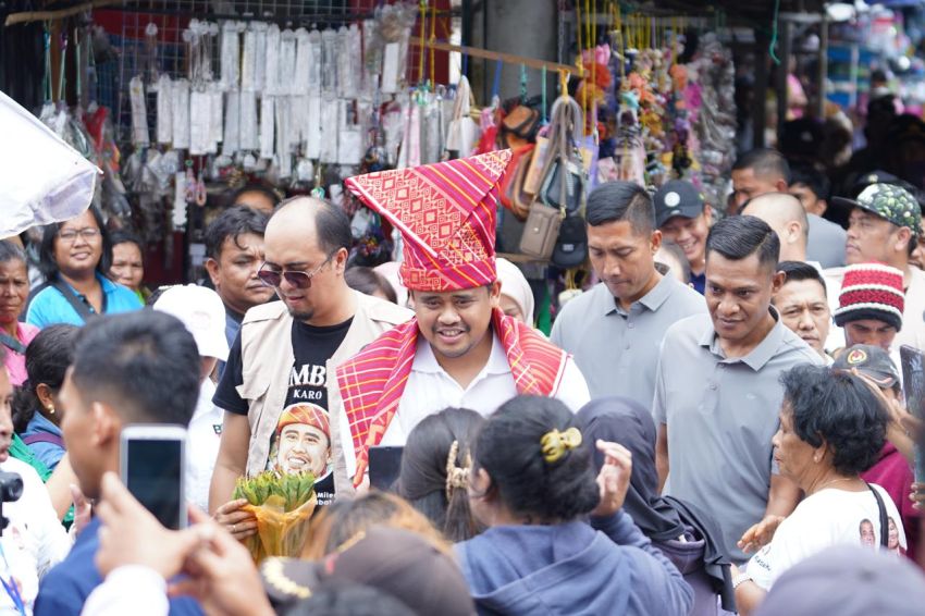 Bobby Nasution Belanja Sambil Tinjau Pasar Kabanjahe, Pedagang : Gubernur Kami Ganteng Banget