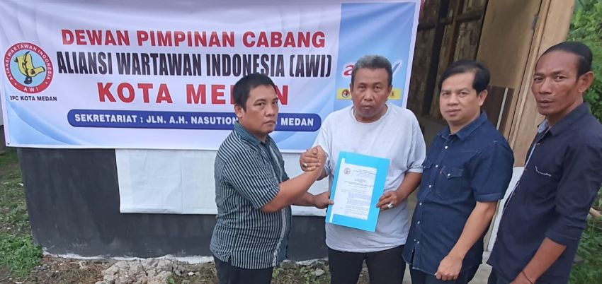 DPD AWI Provinsi Sumut Menyerahkan SK Pengangkatan DPC AWI Kota Medan Masa Bhakti 2024 - 2029