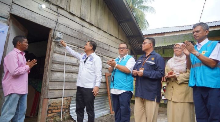 PLN UID Sumut Sambungkan Listrik Warga Tidak Mampu di Deli Serdang