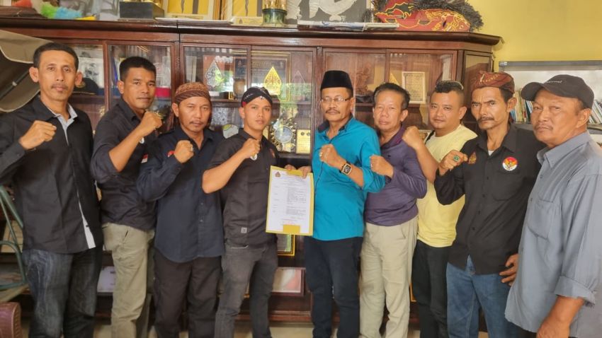 Ketum Pendawa Serahkan SK Kepengurusan DPC Pendawa Asahan