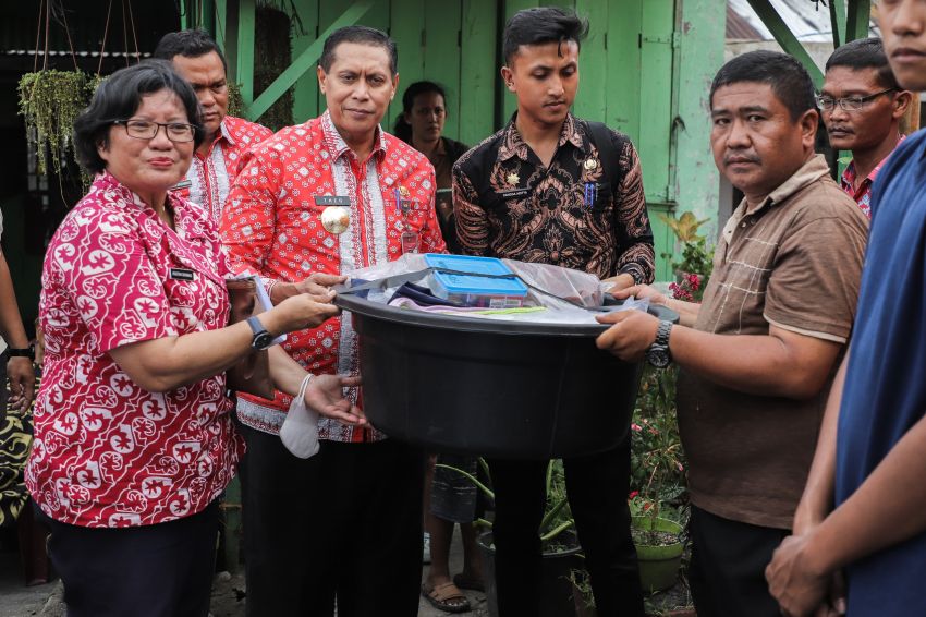 Pjs Wali Kota mengunjungi dan memberikan penghiburan kepada para korban kebakaran rumah