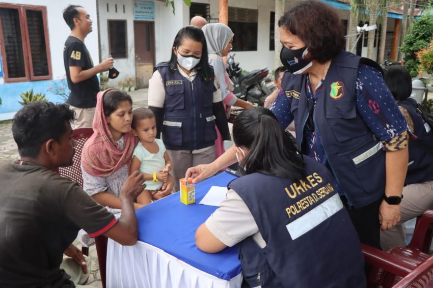 Gerakan kemanusiaan Polresta Deli Serdang Berikan Layanan Kesehatan Kepada Etnis WNA Rohingya Di  Pantai Labu*