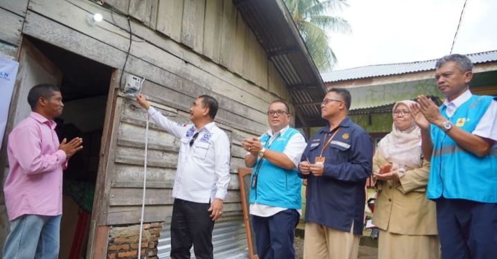 PLN UID Sumut Sambungkan Listrik Warga Tidak Mampu di Deli Serdang