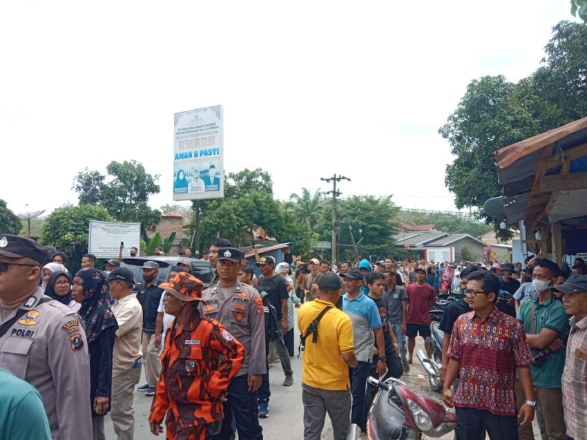 Belasan Aktivis Dihadang dan Diusir Warga Buntu Pane Saat Melakukan Aksi Demo Kades