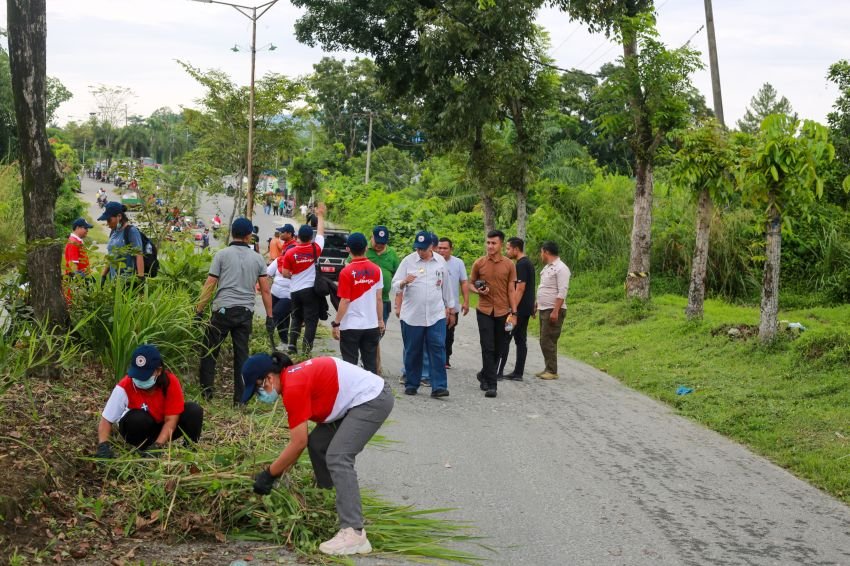 Pjs Wali Kota dan para pimpinan gereja mengikuti gotong royong menyambut Peringatan Hari Reformasi Gereja ke-507