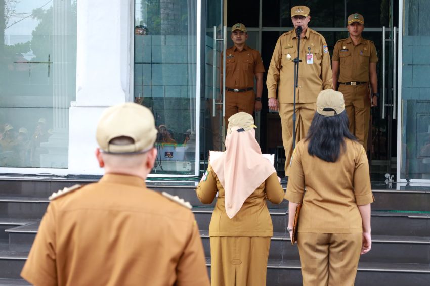 Pjs Wali Kota memimpin apel pagi gabungan di lingkungan Pemko