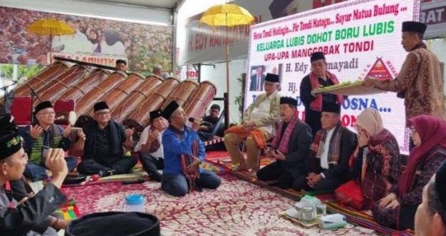 Keluarga Lubis Dohot Boru Lubis Upa-upa Manggobak Tondi Cagubsu Edy Rahmayadi Beserta Istri