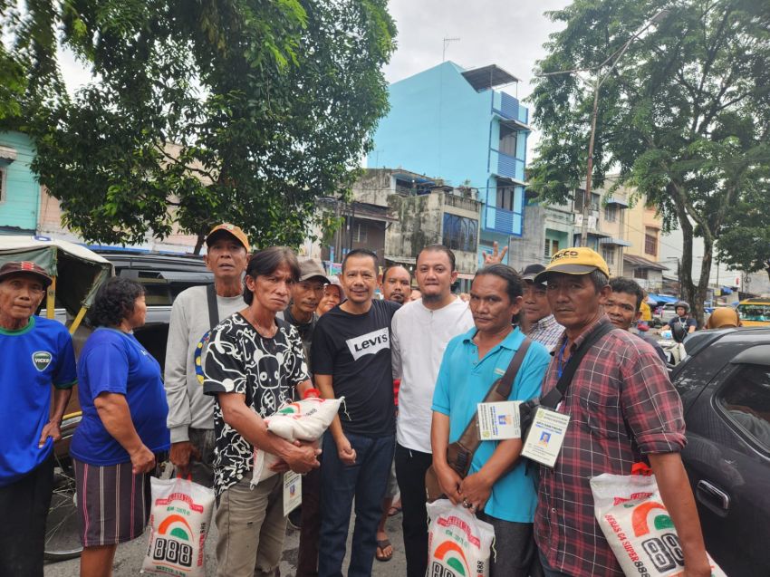 Jumat Barokah Penuh Berkah, Ketua Pewarta Berbagi Beras Kepada Warga dan Anggota