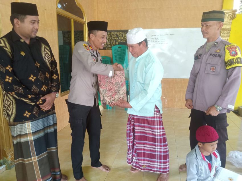 Eratkan Persaudaraan, Polsek Pantai Labu Berbagi Kasih di Jumat Berkah