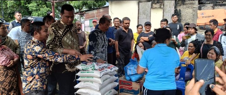Empati Terhadap Korban Kebakaran di Tambunan, Paslon Effendi-Murphy Serahkan Bantuan Pangan
