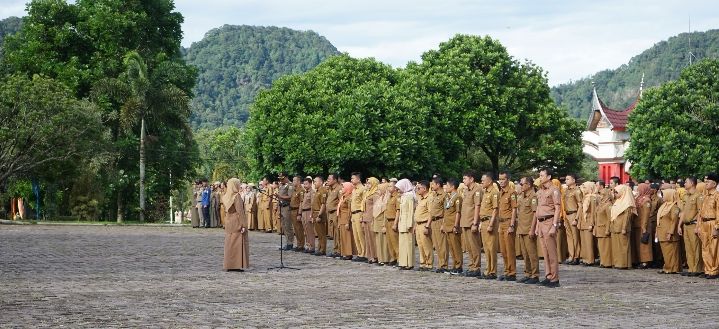 Kaadis Komunikasi dan Informatika Teta Midra, S.STP, M.Si Pembina Apel Pagi Di Lingkup Pemerintah Kabupaten Solok .