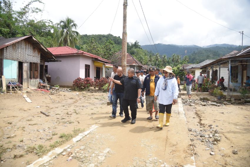 Langkah Cepat Bupati Dolly Pasaribu,Jalan Lintas di Tapsel Yang Terdampak Banjir Dapat Di Akses Kembali