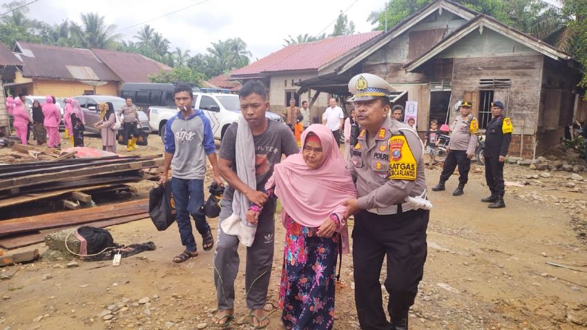 Bencana Banjir Bandang di Palas,Kasat Lantas AKP Tongan Siregar, SH Perlakukan seorang nenek dengan kepedulian rasa Empati yang sangat mendalam.