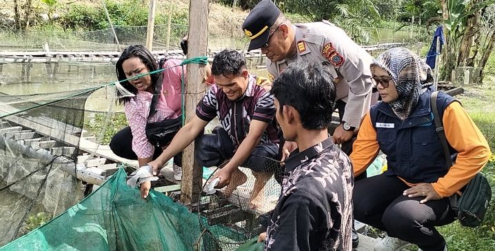 Kapolsek Simpang Empat Bersama Dinas Perikanan Asahan Pantau Panen dan Budidaya Ikan