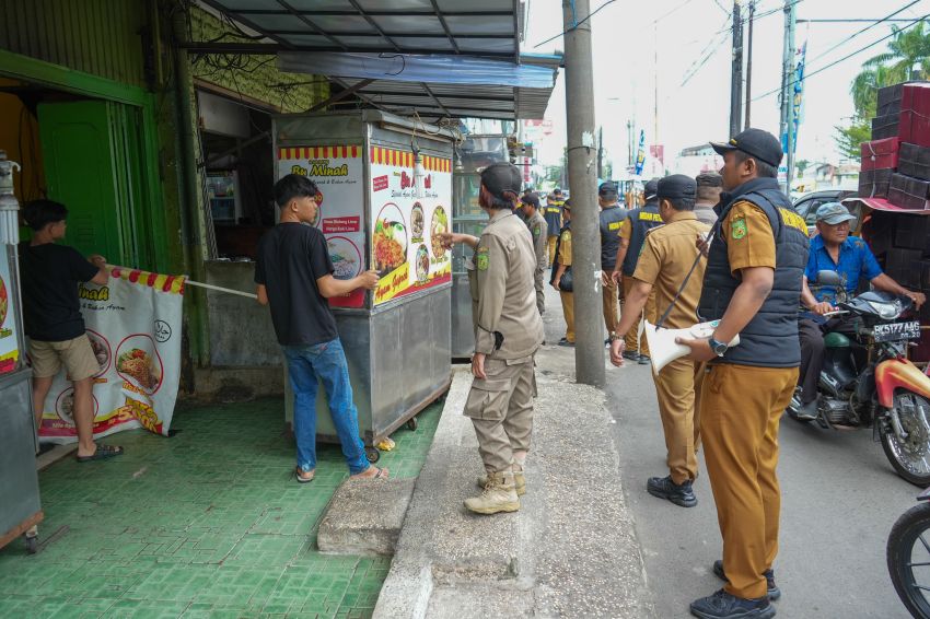 Menyalahi Aturan, Sejumlah Ruko Tempat Usaha di Kecamatan Medan Petisah Ditertibkan